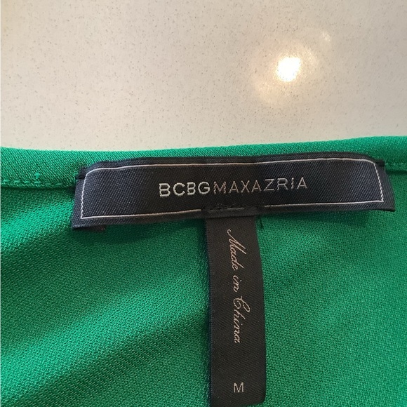 This preppy dress is an emerald green which will give you lots of shine. - Picture 2 of 3